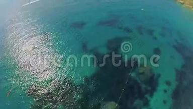 泻湖。 从空中看，大海。 风景如画的海洋景观。 海岸。 马耳他。 青绿色海水。